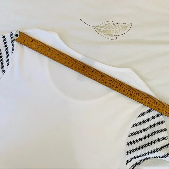 CHICO’S Smocked Bell Sleeve Shirttail Tee NWOT Sz 1 (M-8) - Picture 6 of 13